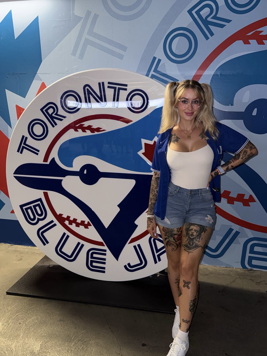 darthlux's tweet photo. They're making me an honorary Canadian now https://t.co/ZNW4nX0EuW