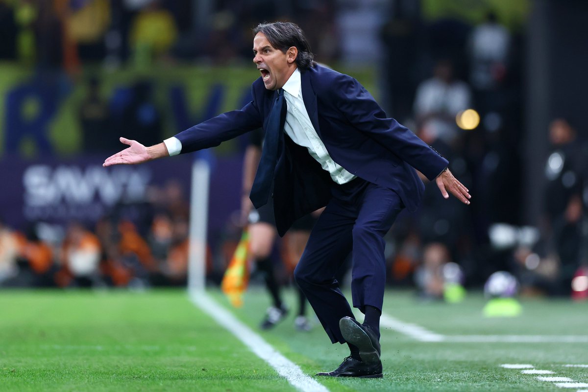 samir_mika's tweet photo. من متابعتي لوديات الهلال، أرى أن الزعيم حتى الآن لم يُظهر أي جديد يمنح محبيه بارقة أمل!

هناك حالة من العشوائية واضحة في أدوار اللاعبين وخاصة وسط الملعب والخط الخلفي، مساحات فارغة وتباعد غريب بين الخطوط وسوء تنظيم من الدرجة الأولى!

مفترض أن إنزاغي مدرب دفاعي، ولكن الهلال كارثي بمعنى الكلمة في هذا الجانب وليس شرسًا على المستوى الهجومي، غير أن هذه المباريات أثبتت أن التفريط في بونو سيكون بمثابة الكارثة الأكبر.

صحيح أن الموسم لم يبدأ، ولكنني لست متفائلًا بالشكل العام، لأن الهلال يفتقد لشخصيته المعروفة منذ قدوم إنزاغي وأعتقد أنه لن يقدم أي جديد.
#الهلال_الاهلي_القطري
