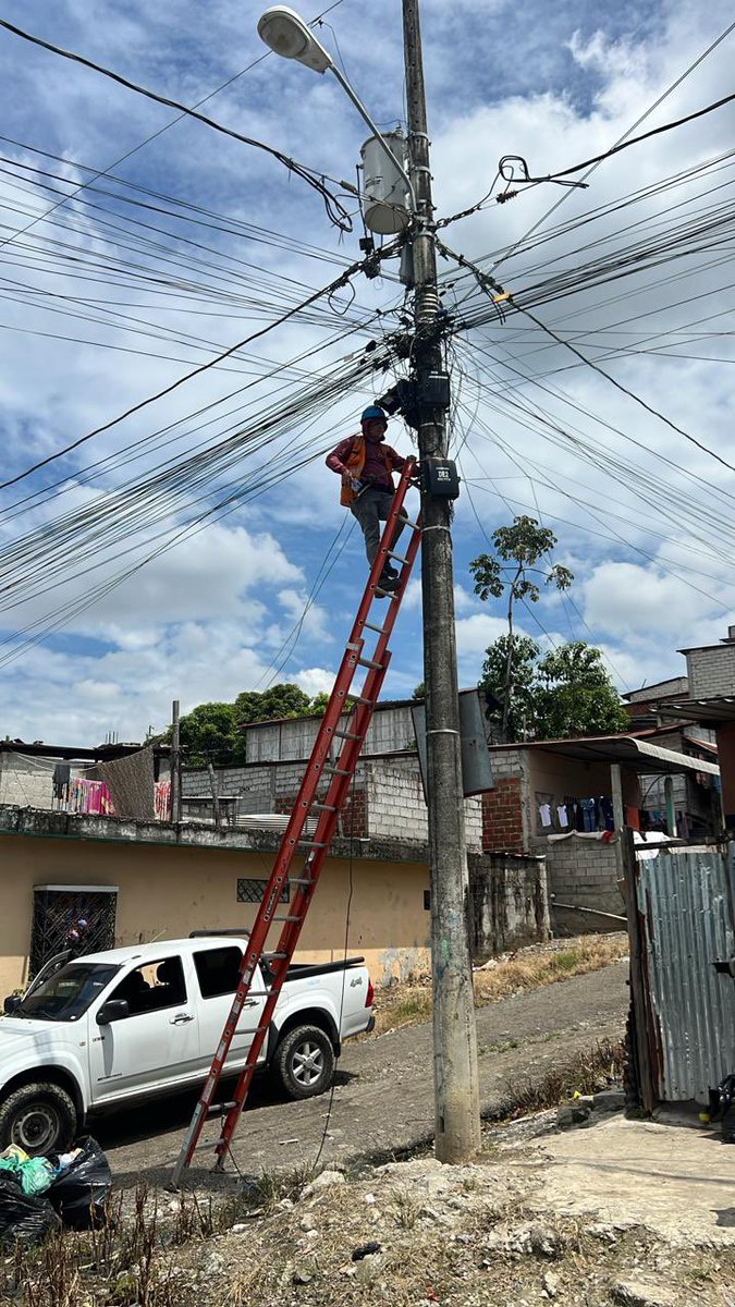 CNTinforma's tweet photo. 500 familias de la cooperativa San Francisco, en #Guayaquil, ya cuentan con fibra óptica de @CNT_EC. 🛜

Este avance es resultado del trabajo articulado entre la Corporación y las @FFAAECUADOR para llevar conectividad de alta velocidad a más hogares. https://t.co/dUBKTiXf5D