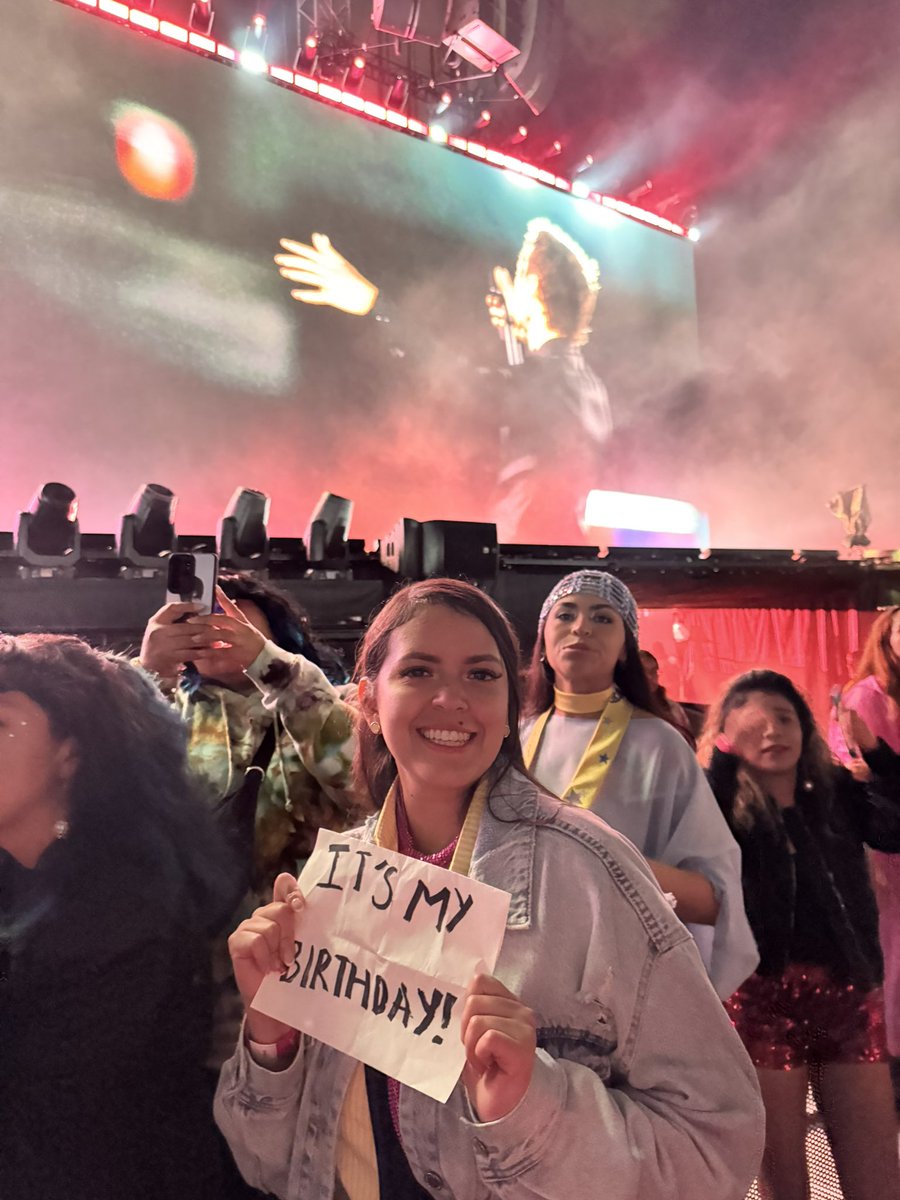 mafernanda_ga's tweet photo. Te amo Harry Styles, pinche hombre espectacular, sin duda el mejor cumpleaños 😍 https://t.co/ps1wasQIKb