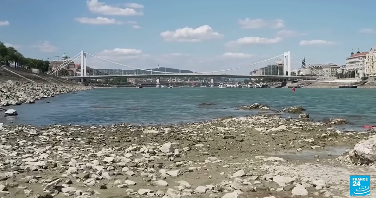 AntonioArnau1's tweet photo. La imagen muestra el estado del rio #Danubio a  su paso por #Budapest debido a la #sequía y la sobrexplotación. 
Como consecuencia de la poca #agua que lleva, insuficiente para refrigerar la #Nuclear que produce su electricidad, la red de Hungría ha colapsado ☢️
#NuclearesNo https://t.co/XtyaBGmQlW