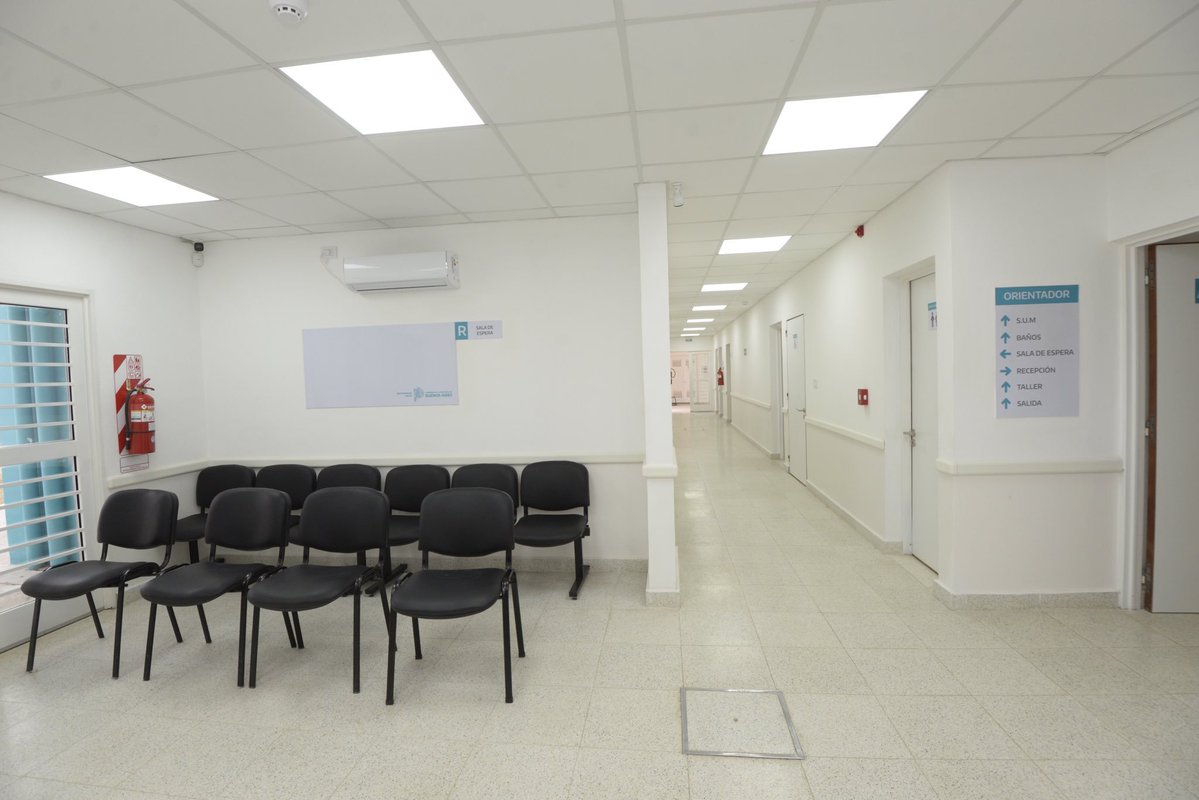 magariovero's tweet photo. La salud mental es parte del derecho a la salud pública🏥

El Centro Comunitario de Salud Mental y Consumos Problemáticos “Mirta Clara” de #TrenqueLauquen ya abrió sus puertas para recibir, contener, cuidar y acompañar a las y los vecinos. Cuenta con 4 consultorios, 2 salas para talleres, SUM para actividades y un área parquizada, el primero en el interior bonaerense.

Buscamos transformar la atención con infraestructura, equipamiento, integración social y profesionales de calidad, porque consideramos el acceso a la salud un derecho humano fundamental, no una cuestión de mercado.