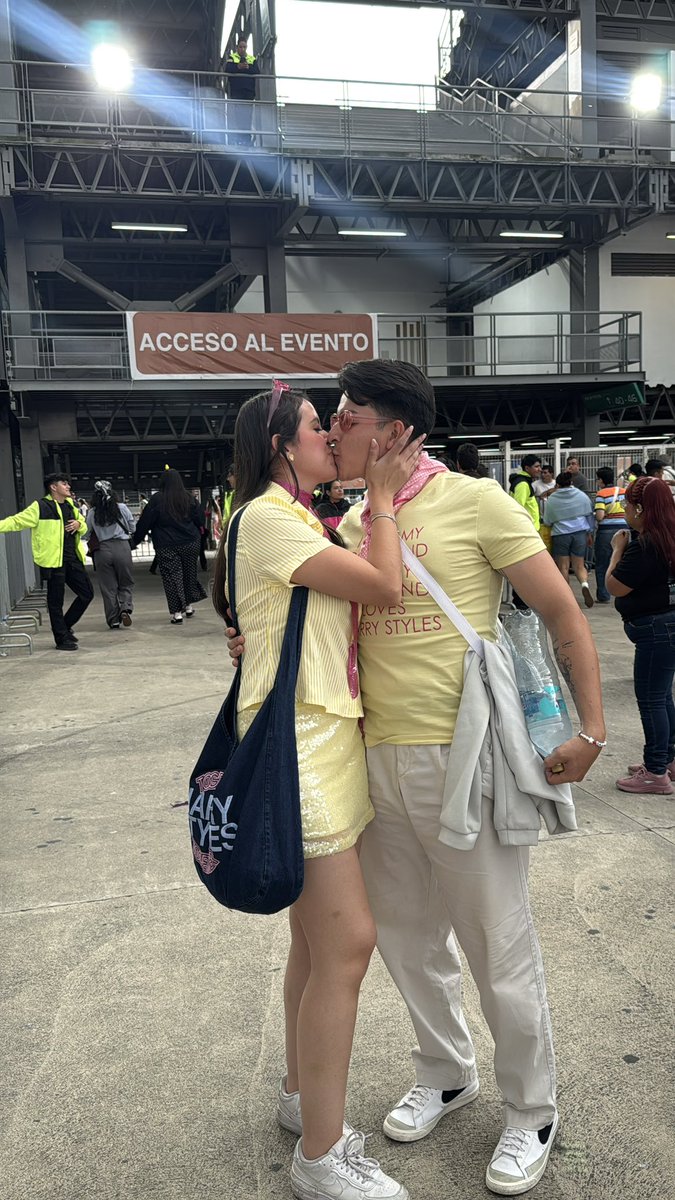 mafernanda_ga's tweet photo. Post de agradecimiento para mi novio que se rifo, sin duda un día con muchas emociones 
Te amoo, gracias novio por llevarme a ver a mi otro novio 😍❤️ https://t.co/IHw5uEOUPh