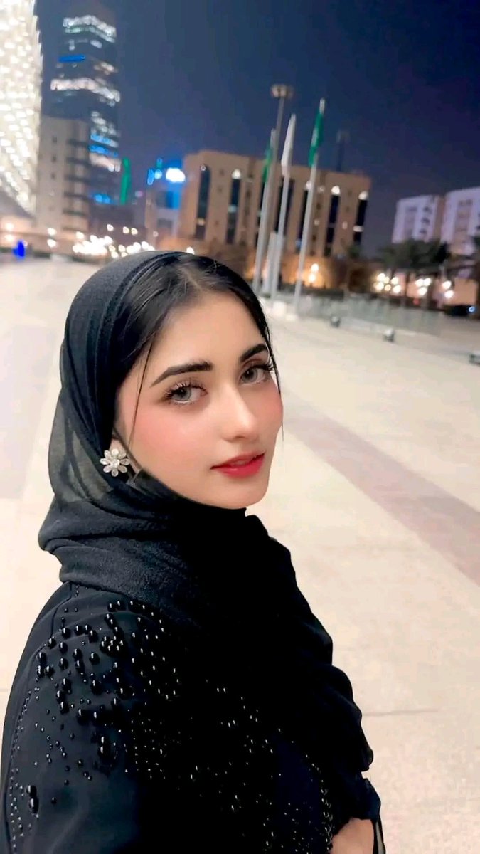 q6ex7t's tweet photo. 🕊️ ناعمة مثل ضي البدر وثقيلة مثل هيبته🕊️

ما آشتقتو للقمر كله 🥰🌺 https://t.co/mpbmPHxTnA