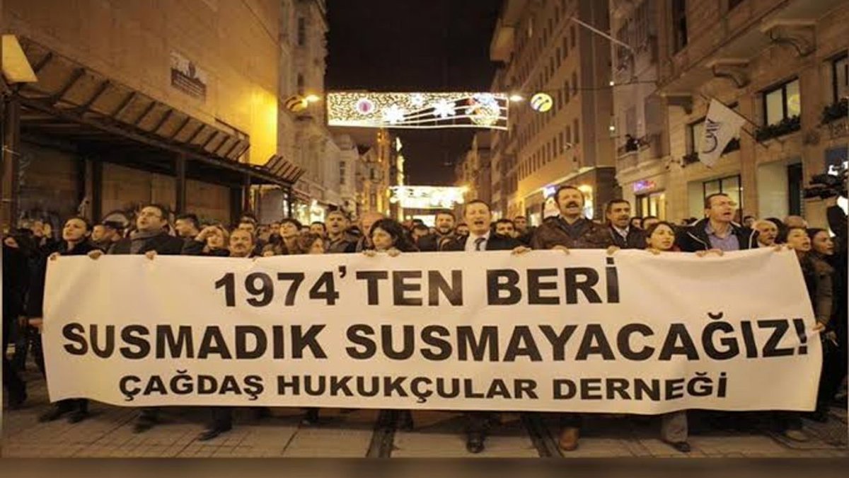 ablukahukuk's tweet photo. NATO'ya geçit yok diyen ÇHD üyesi 5 avukat geçtiğimiz süreçte mesleklerini yapmaları sebep gösterilerek tutuklandı.

Savunmaya yönelik saldırılar son bulsun, avukatlar tahliye edilsin!

#SavunmayaÖzgürlük https://t.co/FkpN6bcSrL