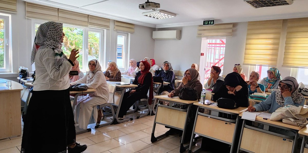 TDVKAGEM's tweet photo. Katılımcıların Arapça konuşma becerilerini geliştirmelerini hedeflediğimiz Pratik Arapça Konuşma Kulübümüzde ilk günü geride bıraktık.

Günlük konuşma kalıpları uygulamalı etkinlikler eşliğinde karşılıklı konuşma pratikleriyle güçlendirildi. https://t.co/6AZmf19710