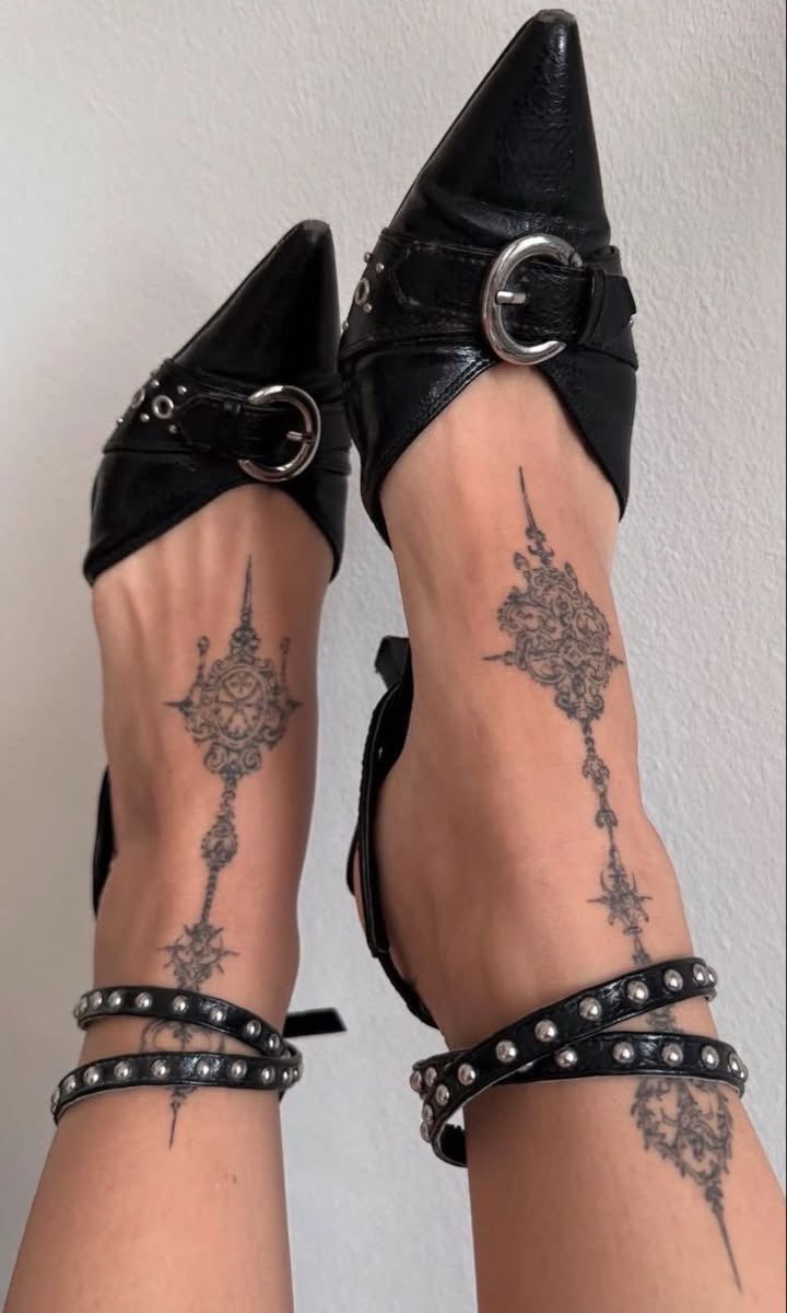 wheresdana's tweet photo. HOLAAA!!!! ademas de ser twittera también tengo que comer y mi sueño es vivir del arte (no como) pero bueno,, tengo un estudio de tattoo en zona norte y me gustaría empezar a apuntar al tipo de estilo de tattoo al que me quiero dedicar que básicamente es ornamental, puntillismo y lettering. Es de gran ayuda si me dan una mano retwitteando y dando fav o si se vienen a tatuar algún estilo de estos les hago precio amigo🤝. Mis trabajos los pueden encontrar en @d.vonpontiak__ en ig! ;)