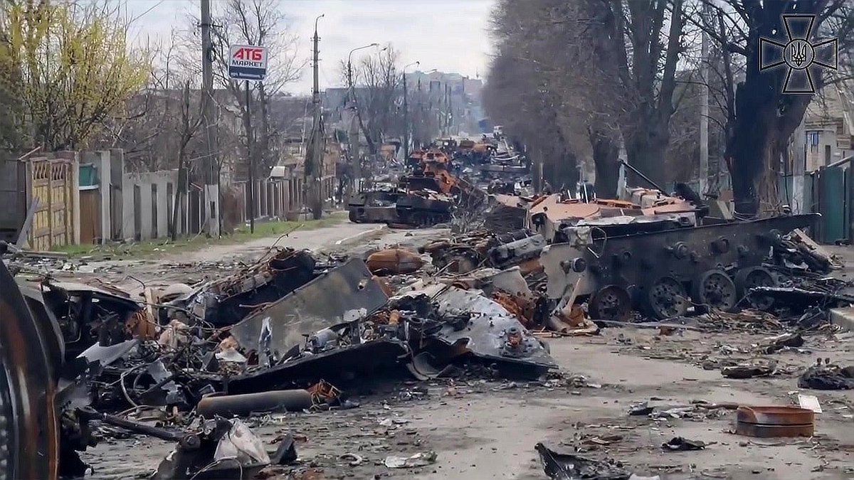 VALMICHEL7's tweet photo. "Русские танки застряли. Генерал решил ехать по грязи вместо шоссе, где они бы проехали прекрасно и взяли Киев за день"

Русские танки, "застрявшие в грязи" — на фото.

Ни один военный США не мог такое наплести. Вероятно, мерзавец транслирует сказку, рассказанную ему Путиным. https://t.co/0R4qFe9GDv
