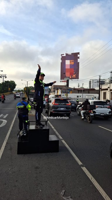 CometinSonico32's tweet photo. Pase de hacerme 25 minutos a la oficina a 1 hora 30... y la solución de la @muniguate , @amilcarmontejo y ese monton de inutiles que trabajan ahí fue poner a un policía en un podio a mover el brazo https://t.co/RBefqW0juv