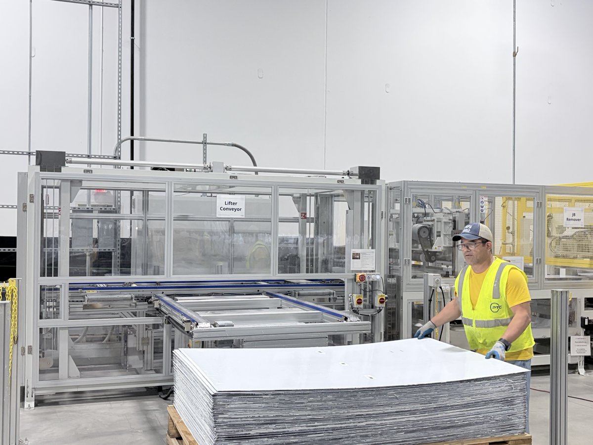 Qcells_NA's tweet photo. Every solar panel has a story. This is where it comes full circle. ♻️☀️

Through our Design for Circularity approach, we are redefining the lifecycle of clean energy.

With the support of our affiliate company, EcoRecycle by Qcells, we are processing thousands of panels annually to recover critical materials

By prioritizing closed-loop solutions, we ensure the clean energy transition remains truly sustainable from start to finish.

🔗Learn more today: https://t.co/WPNwSRK1hS