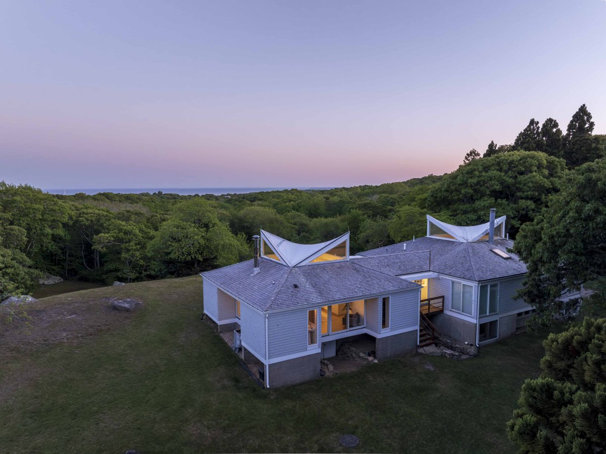 TeaLaneMV's tweet photo. There’s nothing quite like a Chilmark sunset. 🌅

Set on 17 private acres, 44 Cencelle offers sweeping Atlantic views, meadows, woodlands, trails, and a striking modern home designed to bring the landscape indoors.

$5,295,000

Learn more: https://t.co/3o0TBeKpii https://t.co/dpgFBKXDE6