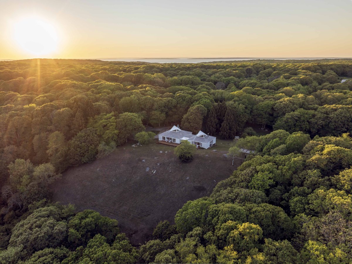 TeaLaneMV's tweet photo. There’s nothing quite like a Chilmark sunset. 🌅

Set on 17 private acres, 44 Cencelle offers sweeping Atlantic views, meadows, woodlands, trails, and a striking modern home designed to bring the landscape indoors.

$5,295,000

Learn more: https://t.co/3o0TBeKpii https://t.co/dpgFBKXDE6
