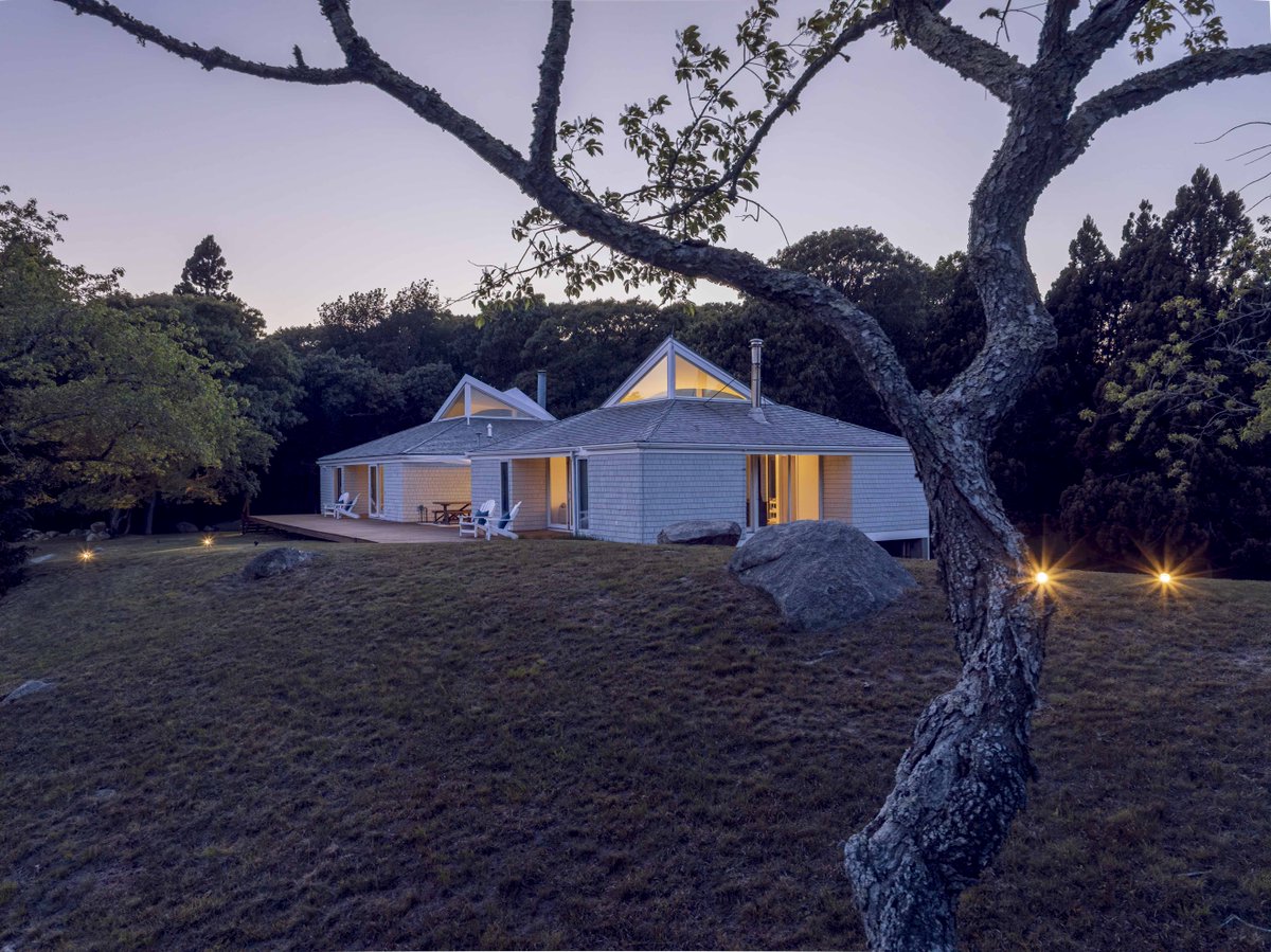TeaLaneMV's tweet photo. There’s nothing quite like a Chilmark sunset. 🌅

Set on 17 private acres, 44 Cencelle offers sweeping Atlantic views, meadows, woodlands, trails, and a striking modern home designed to bring the landscape indoors.

$5,295,000

Learn more: https://t.co/3o0TBeKpii https://t.co/dpgFBKXDE6