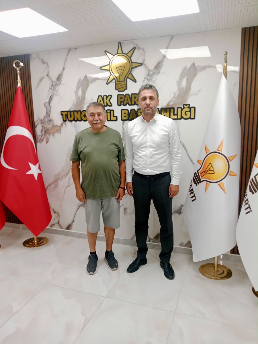 merkezilce62's tweet photo. Bugün teşkilatımızda, İzmir Bayraklı Tepekule Mahalle Başkanı Sayın Rahmi Bey’i ağırlamaktan büyük memnuniyet duyduk. @abuyukgumus @MustafaAlkayis @CengizDMRKY47 @akparti_tunceli @RecaiHazar https://t.co/T2wqtLzHCG