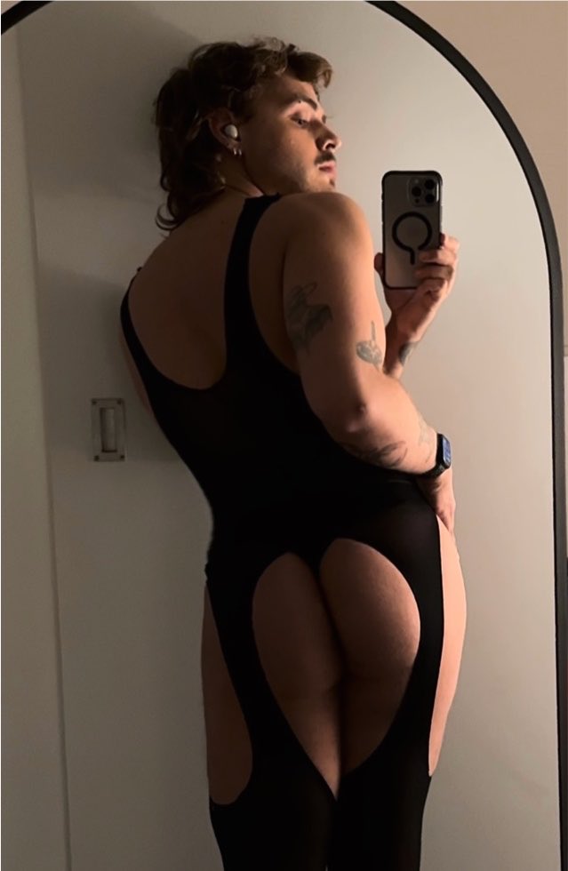 beach_cheeks's tweet photo. Was the lingerie era a hit or a miss? Idk, its hot but i also love dressing more sporty in a jockstrap, socks, and sneakers 👟 https://t.co/BeCbjsOC78