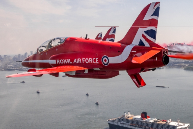 DefenseMirror's tweet photo. British Red Arrows Aerobatics Team Stranded in Canada Due to Bad Weather:
https://t.co/jWsSPfB3e1
#RedArrows #RoyalAirForce #4thofJuly https://t.co/t9YMIRxXsg