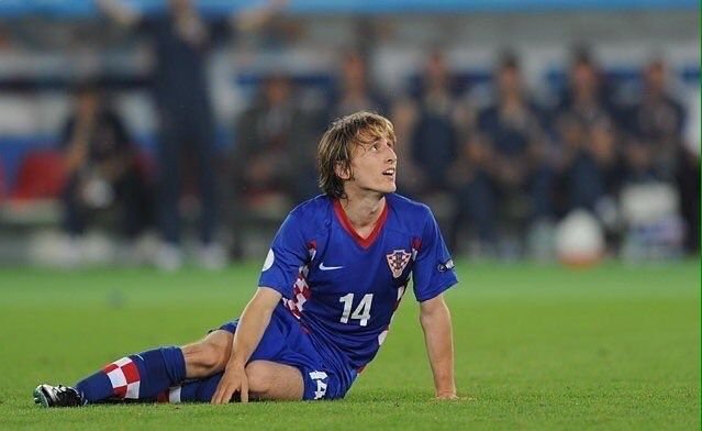 __LauraAndrea__'s tweet photo. Favor de NO dejar de lado a Lukita Modrić, figura clave de los Omegas en el fútbol, quien tuvo que caminar para que el resto pueda correr 🙏 https://t.co/L8OuKPxb0K