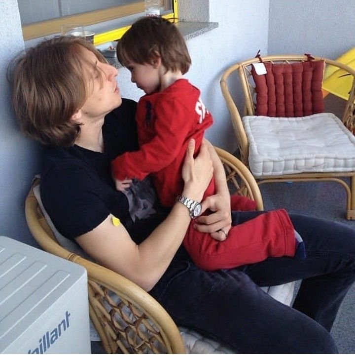 __LauraAndrea__'s tweet photo. Favor de NO dejar de lado a Lukita Modrić, figura clave de los Omegas en el fútbol, quien tuvo que caminar para que el resto pueda correr 🙏 https://t.co/L8OuKPxb0K