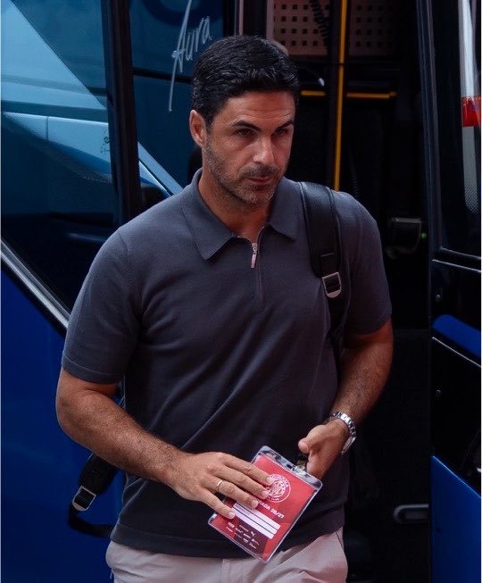 ActuFoutreOff's tweet photo. 🚨💣 MIKEL ARTETA 🇪🇸 PREND LES CHOSES EN MAIN POUR VINICIUS JUNIOR 🇧🇷❤️🤍

L’entraîneur espagnol lui a expliqué qu’il aurait un rôle central dans son équipe : il tirera les corners et effectuera les touches. 💪

(@LaureBoulard) https://t.co/ohKXEKUSOV