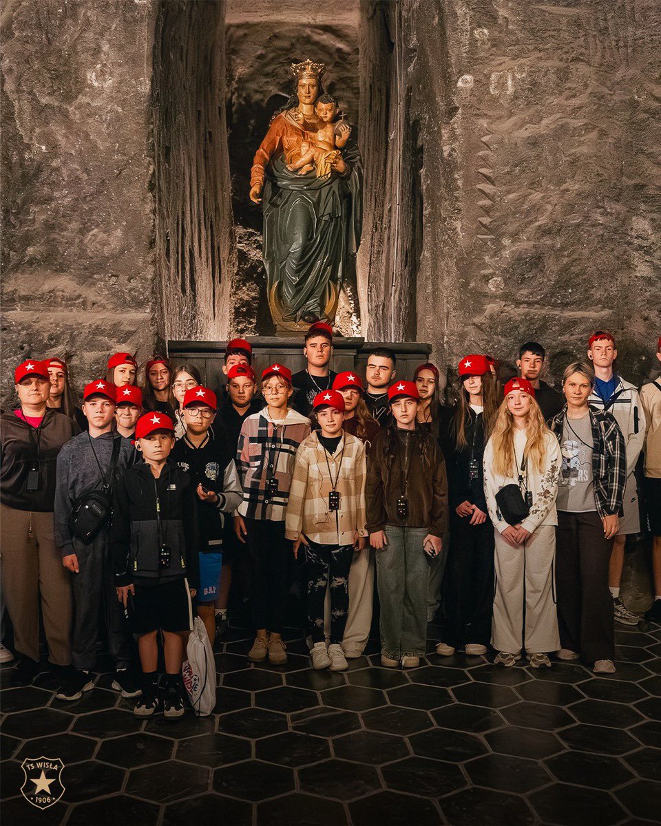 WislaKrakowSA's tweet photo. Pamiętacie akcję z meczu z Chrobrym Głogów? 

Wtedy przekazywaliśmy 1 zł z każdego sprzedanego biletu na organizację wakacji dla polskich dzieci z Kresów Wschodnich. Dzięki Wam udało się zebrać 33 000 zł. Dzisiaj z ogromną radością możemy powiedzieć, że ten cel został zrealizowany. Podczas pobytu w Polsce dzieci odwiedziły Synerise Arenę Kraków, Kopalnię Soli w Wieliczce, Wadowice, Termy w Szaflarach oraz krakowskie ZOO, gdzie nie mogło zabraknąć wizyty u wiślackich kapibar. To był tydzień pełen uśmiechów, nowych doświadczeń i wspomnień, które - mamy nadzieję - pozostaną z nimi na długie lata. W niedzielę wszyscy bezpiecznie wrócili do swoich domów. 

Dziękujemy każdemu, kto dołożył swoją cegiełkę. To właśnie dzięki Wam piękna inicjatywa zamieniła się w realną pomoc i niezapomniane wakacje dla dzieci.