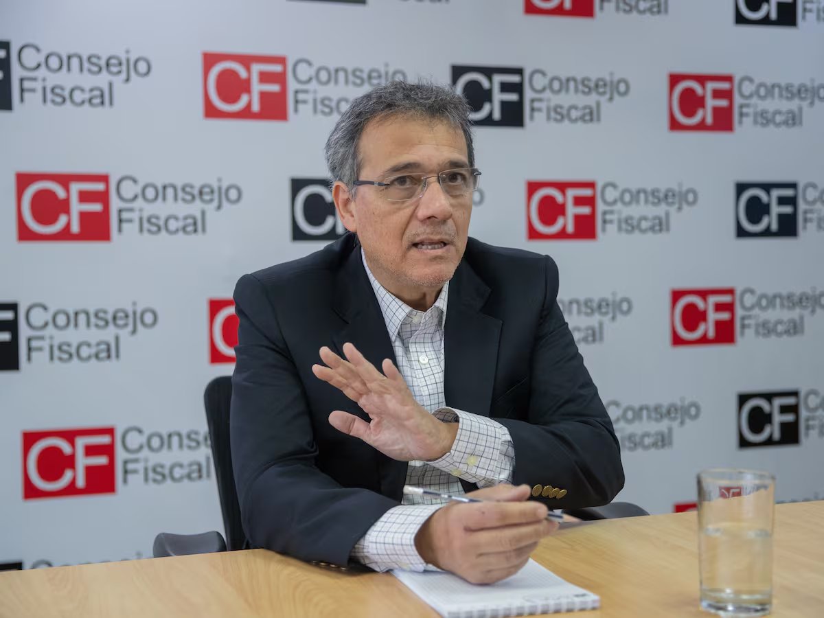 RICHARDEDGARDO8's tweet photo. 🚨URGENTE: "¿Con qué autoridad moral el Consejo Fiscal pretende dar cátedra de austeridad? Los mismos directivos que guardaron un silencio cómplice frente a los peajes corruptos de Villarán y los desfalcos de gobiernos anteriores, hoy arman 'informes técnicos' a la medida para frenar el desarrollo de Lima. Bloquear el financiamiento para muros de contención, viaductos y pistas en las zonas más necesitadas no es cuidar la economía; es hacer política con el dinero de los ciudadanos. La capital necesita fierro, cemento y asfalto en la calle, no consultorías inútiles para los mismos burócratas de siempre." 🤬