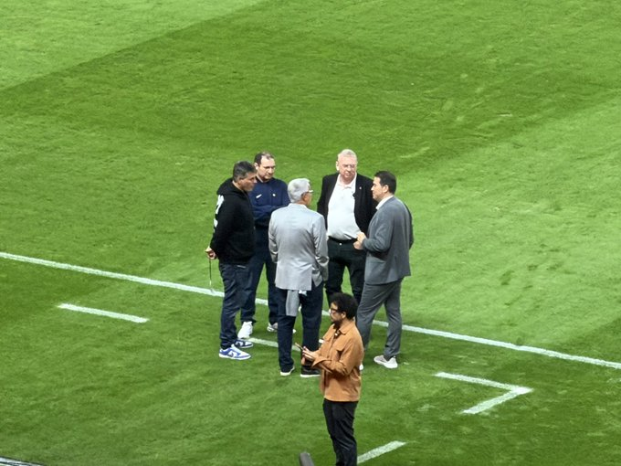 cronicaalvinegr's tweet photo. Essa foto do @VitorChicarolli é a síntese de todos os problemas atuais do Corinthians.

Não é financeiro.

É administrativo, existe um Corinthians do portão do Parque São Jorge para dentro e outro para fora.

O de dentro é isso aí, é o ego, é carnificina pelo poder.

Armando Mendonça NÃO TEM O DIREITO de estar presente nesse jogo, o cara é réu no caso envolvendo a gestão dos materiais esportivos da Nike.

Vai se defender, prova sua inocência, larga o Corinthians.