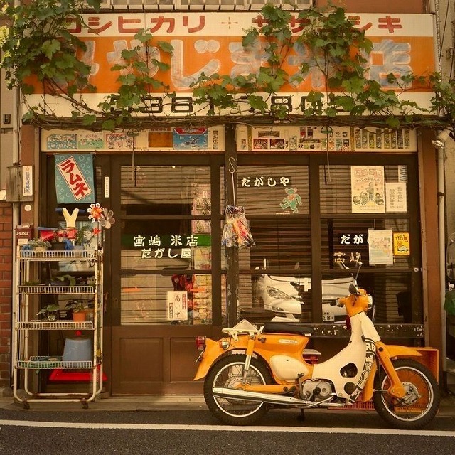 AnaVictores's tweet photo. 疲れた。朝から残業続きで、帰宅は22時を回った。風呂入って、簡単に弁当にでもして食べて寝るか、と思ってたのに、母親から「ご飯は？」とLINEが来て、うざい。 https://t.co/T2BJl92Y3Q