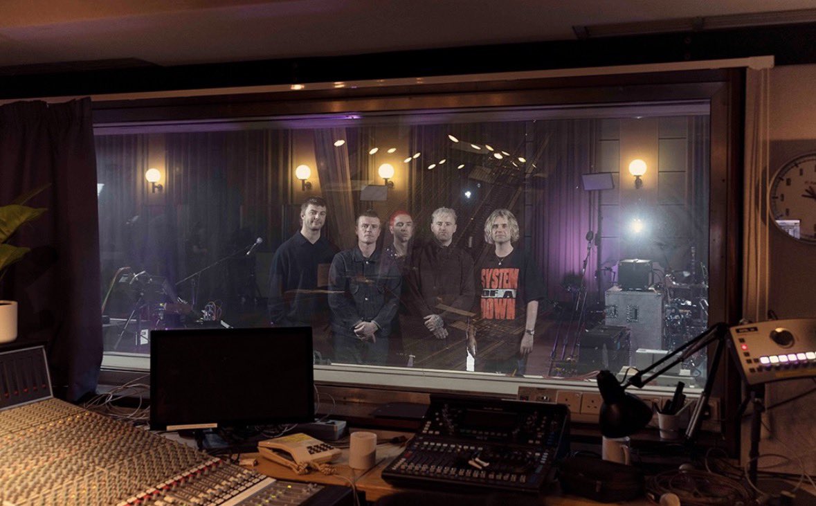 blurromance's tweet photo. fontaines being the last to ever play BBC session at the world-famous Maida Vale Studios is kinda insane https://t.co/zGtTX5vct8