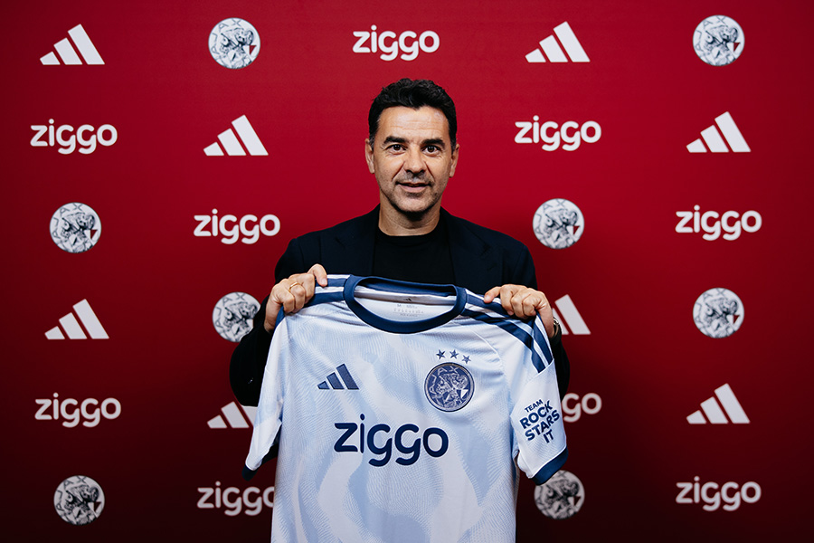 peter_kamaras74's tweet photo. One thing that I really liked from Michel's first competitive matches with Ajax was how many solutions they had against Vojvodina's aggressive man-to-man press.

Míchel built a flexible positional play system at Girona. Judging by this performance, Ajax are already beginning to show good principles. 

🧵⬇️