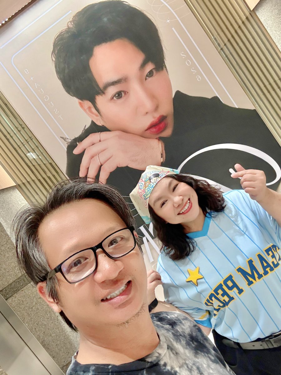 NuchNuea_PFC's tweet photo. 🫸🏻1🫷🏻มาแล้ว เกริ่นก่อน นุชมาทำธุระด่วนกับ สมน ที่ กทม. เสร็จธุระ จอดรถที่โรงแรม กลัวรถติด นั่งวิน ขึ้น BTS เอา มาถึงตึกแกรมมี่ 16:30 น. แต่งตัวพร้องบงมาเป็นนุชตะโกนมาก ถ่ายหน้าตึกในตึก ทุกมุม
#เป๊กผลิตโชค #PeckPaLitChoke https://t.co/2zBkBZ1OHy