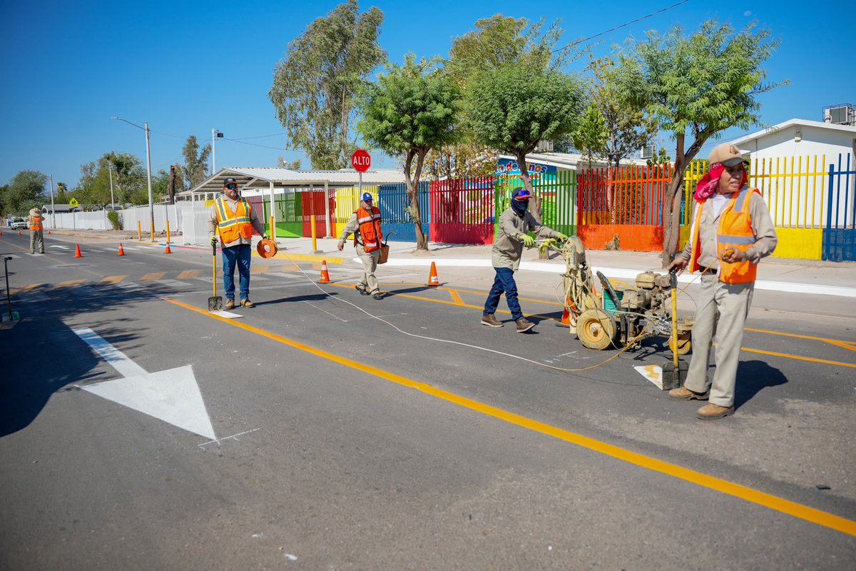 GobiernoMxl's tweet photo. En los alrededores de la “Primaria Solidaridad” realizamos el repintado de cruces peatonales, topes y señalamientos para que niñas, niños, maestros y familias transiten con mayor seguridad.
#GobiernoDeMexicali https://t.co/IcZz0ckCYB