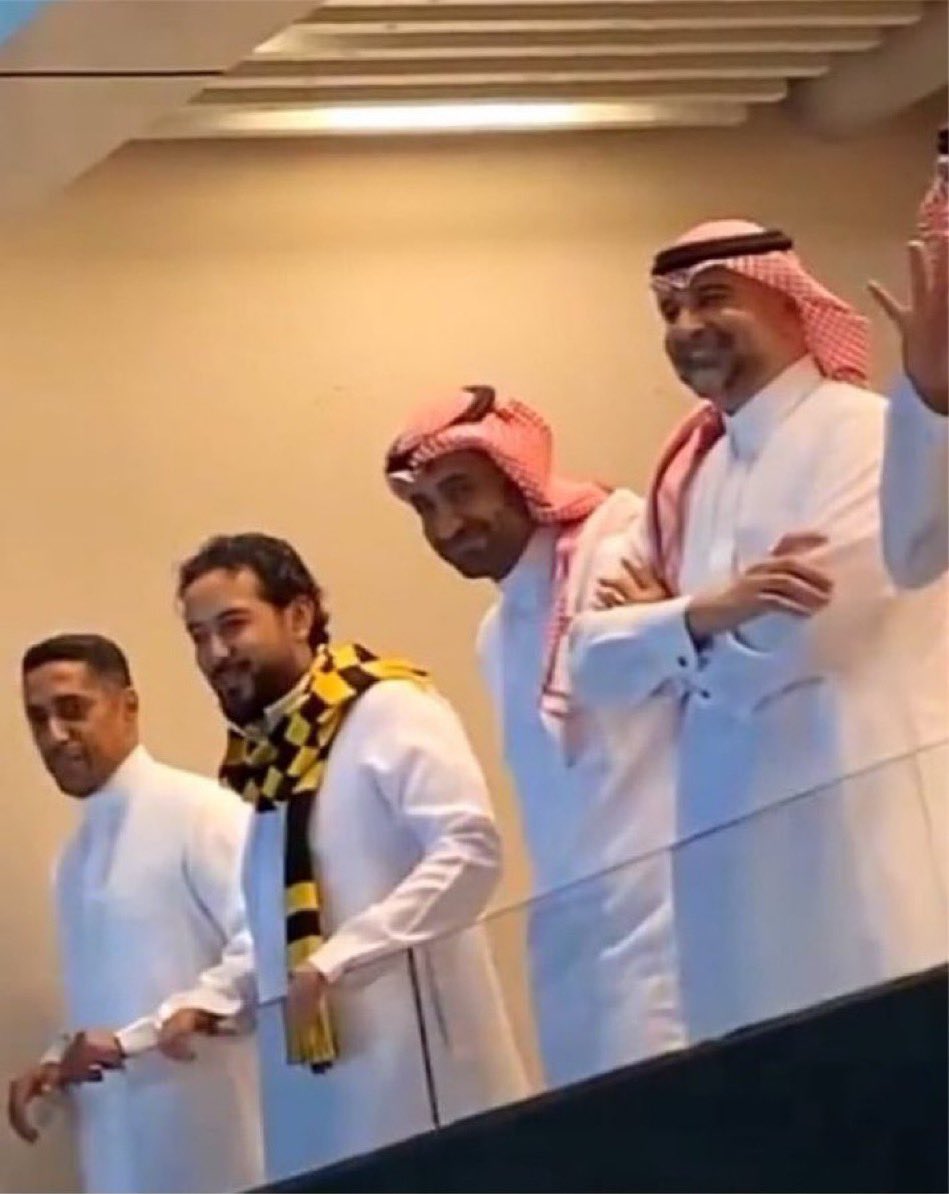 mutt3botb's tweet photo. #JusticeForittihad 

أعلم يا سمو الامير ليس لك علاقة بالمالك او تدخل في صلاحياته و لكن مازال هناك ٢٥٪ من ملكية النادي تحت تصرف وزارة الرياضة و انت وزير لها 

ما يحدث بحق نادي #الاتحاد معيب للغاية 

لا يوجد اي تحرك في الصيفية و حتى المدرب شاب و ليس له جهاز فني مساعد كافي لنجاح الفريق 

و مع استمرار هذا التجاهل للنادي من قبل المالك @PIFSaudi 

لا استبعد ان يعزف الجمهور الاتحادي عن الحضور و يترك مدرجات الملاعب خاوية على عروشها 

تدخل يا وزير الرياضة شوف حل لهذه المهزلة 
@AbdulazizTF