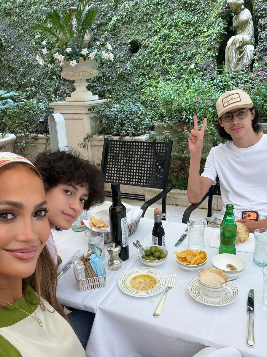EverythingE24's tweet photo. "Road tripping with my coconuts before they head off to college 😭"
Jennifer Lopez in latest post. https://t.co/dl7gbTEvNI