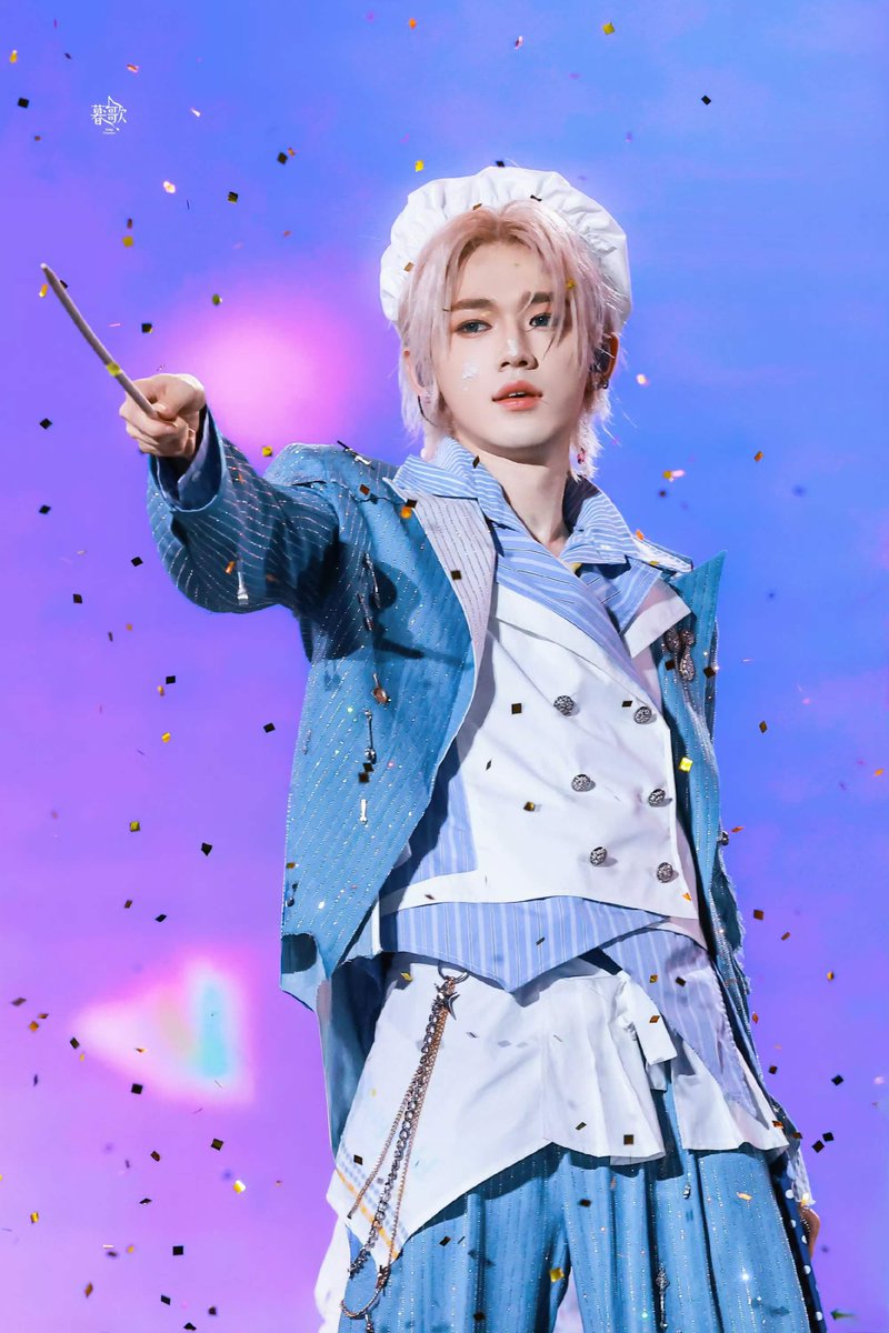 heixiangs's tweet photo. happy that happened to the people at today's concert or whatever but it should've been me instead. https://t.co/exAdWMRyRR