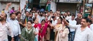 Nava_Bharat's tweet photo. दतिया में कांग्रेस की जीत पर इंदौर के गांधी भवन में जश्न, कार्यकर्ताओं ने बांटी मिठाई
https://t.co/6APOHqxvh7
#Celebrations #Indore #GandhiBhavan #Congress #victory #Datia #partyworkers #distribute #sweets
#Indorecity #Electionresults #news #Navabharat https://t.co/nsL08dVqbx