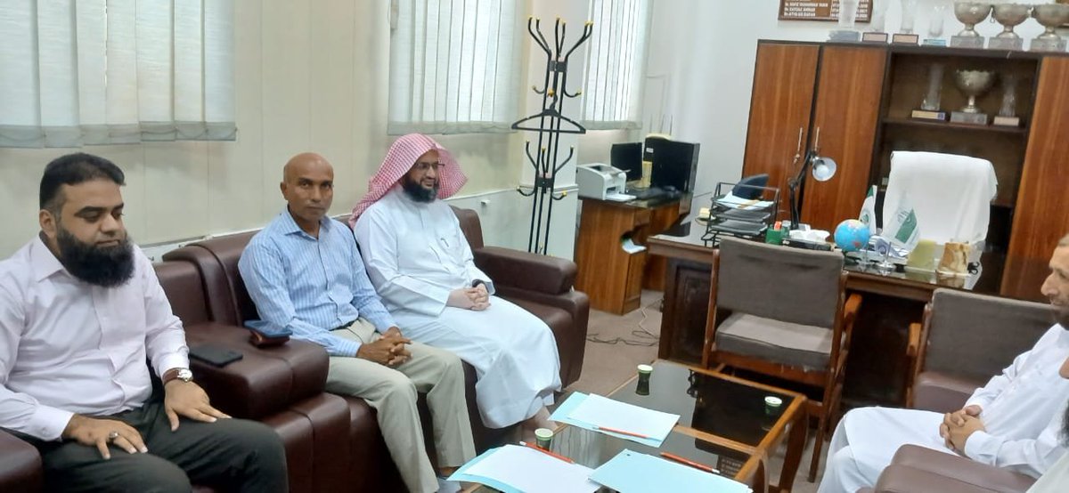 IIUIarabic's tweet photo. تعاون بين كلية الشريعة والقانون والمعهد الدولي للاقتصاد الإسلامي لتطوير دبلوم المصرفية والتمويل الإسلامي

عقدت كلية الشريعة والقانون في الجامعة الإسلامية العالمية بإسلام آباد اجتماعًا لبحث تطوير ورفع مستوى دبلوم المصرفية والتمويل الإسلامي، واستعراض آفاق الشراكة الاستراتيجية مع المعهد الدولي للاقتصاد الإسلامي، بما يسهم في تعزيز جودة البرنامج الأكاديمية ومواكبته للتطورات المتسارعة في قطاع المالية الإسلامية.
شارك في الاجتماع كل من الأستاذ الدكتور عبدالرشيد، نائب رئيس الجامعة للشؤون الإدارية والمالية، والأستاذ الدكتور رائد بن خلف العصيمي، عميد كلية الشريعة والقانون، والدكتور حميد الله رضوان، والدكتور شمس الحق، والدكتور سليمان أفضل، حيث ناقش المشاركون سبل تعزيز التعاون بين الكلية والمعهد، وتحديث الخطة الدراسية بما يتوافق مع أحدث المستجدات في مجال المصرفية والتمويل الإسلامي، إلى جانب إعداد خريجين يمتلكون الكفاءات العلمية والمهنية اللازمة لتلبية احتياجات أسواق العمل على المستويين الإقليمي والدولي.
أكد المشاركون أهمية استمرار التنسيق والتعاون لتنفيذ التوصيات التي خرج بها الاجتماع، بما يدعم رؤية ال��امعة الإسلامية العالمية في التميز الأكاديمي، وتطوير البرامج التعليمية، وتعزيز دورها في خدمة المجتمع وتلبية متطلبات التنمية في قطاع الاقتصاد والمالية الإسلامية.