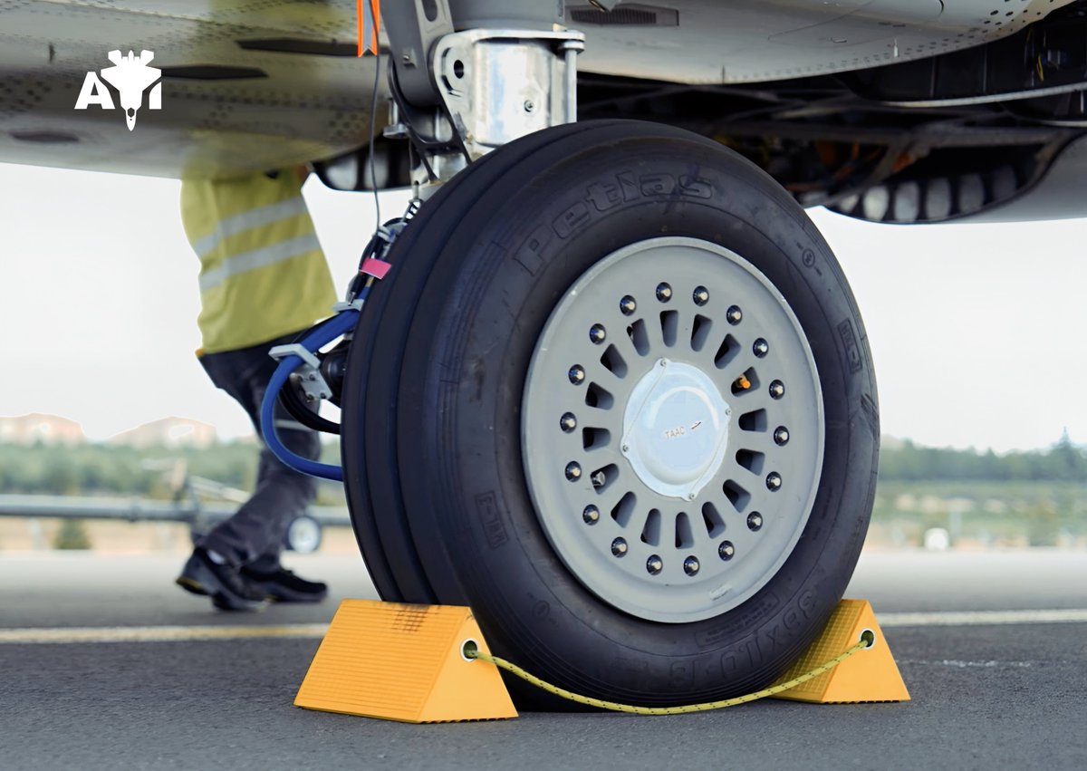 avionot's tweet photo. Yerli ve milli detaylar.

KAAN’ın iniş takımında TAAC logosu, lastiğinde PETLAS logosu yer aldı. https://t.co/8U5whFXgSh