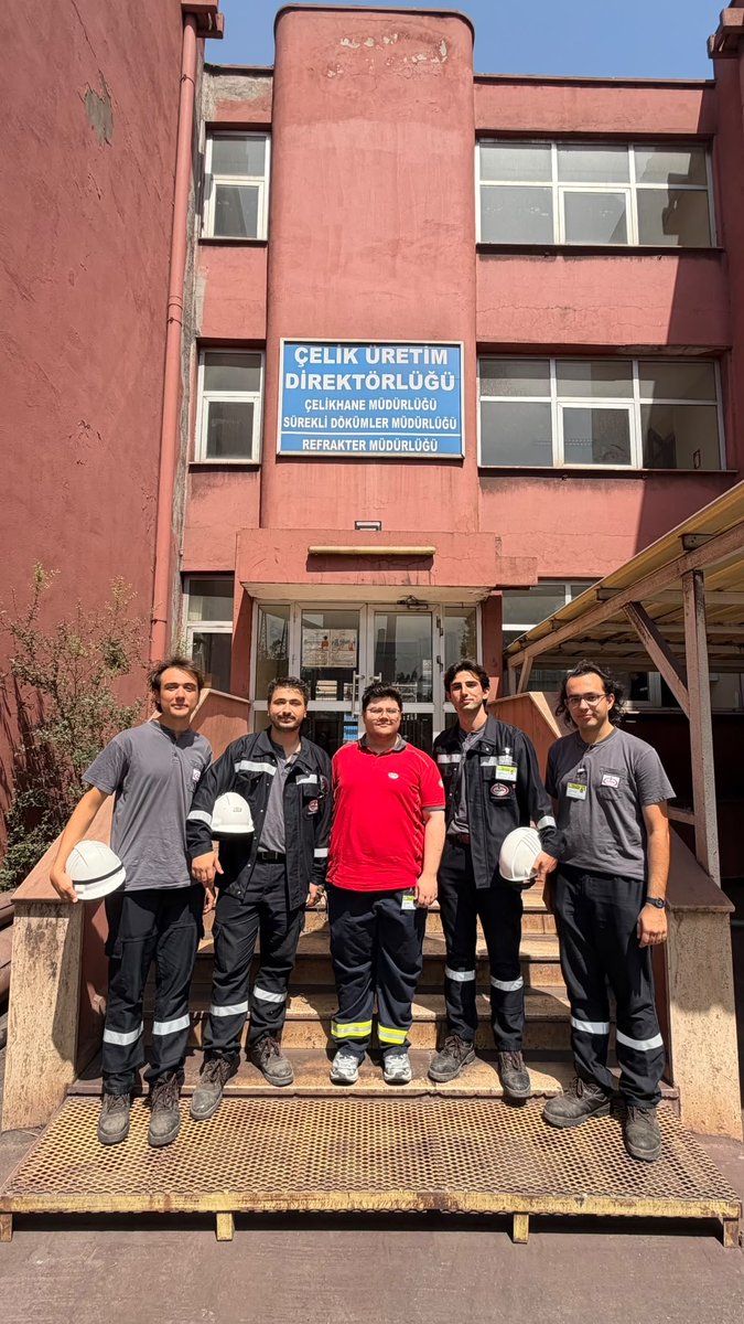 ProfHasanMandal's tweet photo. 40 yıl öncesinden bir mail aldım: "Hocam, kovana uzaklığımız yaklaşık 1031 km." 📍

Üstelik bu maili, ERDEMİR Yönetim Kurulu Üyesi olarak katıldığım bir toplantı sırasında aldım. 

"Hocam, kovana uzaklığımız yaklaşık 1031 km.

Bir metalurji ve malzeme mühendisi olarak sizin ERDEMİR'de başlattığınız yolculuğun izinden gidiyor; bugün kardeş kuruluş İSDEMİR'de, Çelikhane biriminde stajyer mühendisler olarak görev yapıyoruz." 🏭

Tıpkı hayatının baharındaki sevgili öğrenci arkadaşlarım gibi

ben de 1987 yılında genç bir stajyer mühendis olarak adım attığım Erdemir'de, mühendisliğe, bilime ve öğrenmeye dair büyük bir merak ve heyecan duyuyordum. 

Aradan geçen yaklaşık 40 yılın ardından, aynı heyecanı taşıyan öğrencilerimizin benzer bir yolculuğa çıktıklarını görmek, beni ayrıca duygulandırdı. 

Kovandan yüzlerce, hatta binlerce kilometre uzakta olsak da bizi birbirimize bağlayan çok güçlü bir bağ var: Kovanımıza duyduğumuz aidiyet. 🐝

Sevgili öğrencilerimize stajlarında başarılar diliyor; öğrenme ve üretme heyecanlarının meslek hayatları boyunca yollarını aydınlatmasını temenni ediyorum. ✨

@itu1773