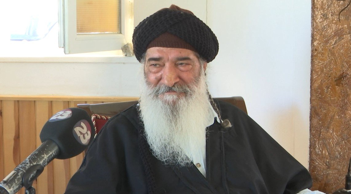 Kvva_K's tweet photo. "Kadınların boşanma hakkı yoktur." diyen
"1 erkek 4 kadın alabilir." diyen,
"Kadınları gerekirse zorla kara çarşafa sokacağız." diyen
Kendinden yaşça küçük kadınla zina yaparken basılan Azcimendi Tarikatı kurucusu Müslüm Gündüz eşkıyası:

"Kemalistler bize hayat hakkı tanımadı. Sanki onların gözünde biz kuduz birer köpeğiz, itlaf edilmeliyiz."