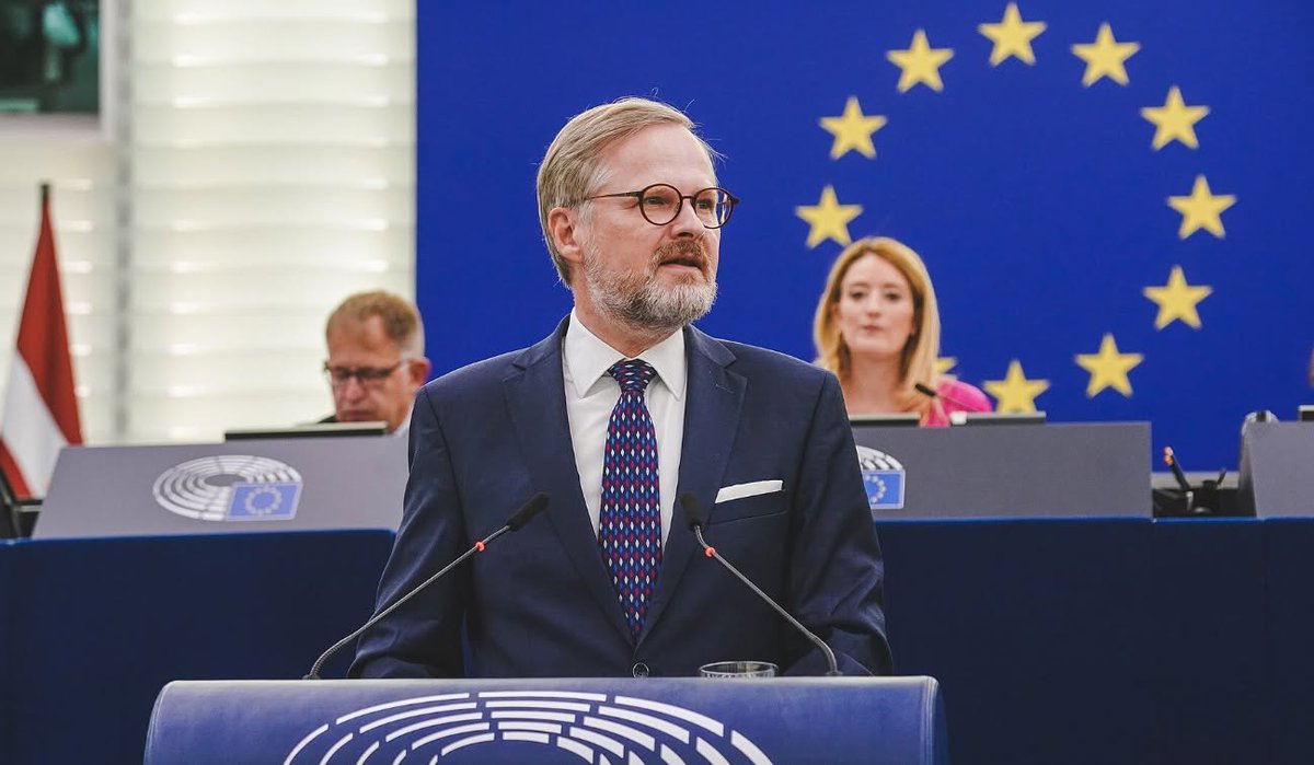 okurkabinladin's tweet photo. THOMAS PAUKNER: Patříme na západ! Že jo, viď, že jo?

Dnes měl vyjít úplně jiný text. Petr Fiala nás ale posunul na západ, díky čemuž je dnes Pavel Blažek obžalovaný z legalizace výnosů trestné činnosti, konkrétně měl provozovateli drogového tržiště pomáhat v přístupu k jeho nelegálním miliardám.

https://t.co/8VgwHcPnCy...

Patříme na západ! Rok rozhodnutí! Teď jde o všechno, teď jde o Česko! Nevyhrajeme-li, přijedou ruské tanky!

https://t.co/l6yGBV9z6Y

Je mi z toho smutno. Fialu jsem v roce 2021 volil, protože jsem zastánce střídání stráží. Jakmile někdo vydrží u moci příliš dlouho, ohne systém ke svému vlastnímu prospěchu. Nadávejte mi, ale už se stalo a vrátit to nelze.

Nejhorší je, že by mi snad Pavel Blažek ani nevadil.

Státní rozpočet ve výši 2,3 bilionu korun absorbuje mnohé. Blažkova aféra stála "zanedbatelné" stovky milionů korun a pouze z České republiky udělala bizarní příklad východního Kocourkova, kde si ministr spravedlnosti pozve drogového dealera, aby mu daroval miliardu. To bude asi ten západ, jak o něm Petr Fiala tak obšírně hovořil.

https://t.co/MBSxOpl8uT

Blažka vem čert, ostatně šlo v rámci státního rozpočtu o "drobné". Máme tu "větší kluky".

Takový Tomáš Pojar se ukázal jako prodloužená ruka Michala Strnada, která je schopná zpacifikovat i Janu Černochovou.

Výsledkem byly jednotlivé dodávky Strnadovy CSG v rámci muniční iniciativy se ziskem 2,4 miliardy (!!!) korun v čistém (!!!) jen za materiál, který si CSG nakoupila v dostatečném předstihu v Turecku. Takových obchodů byly desítky.

https://t.co/qQRzGFo27z...

To neříkám já, ale Pirát Lukáš Wagenknecht, toho času senátor.

Jana Černochová pak vyjednala nejpříšernější kontrakt na nákup stíhaček F-35 na světě za zhruba 200 miliard včetně servisu a infrastruktury. Žádná jiná země nenakoupila stroje s delší dobou dodání.

Další smutné prvenství.

https://t.co/qs3ZzTx7on

Aby toho nebylo málo, hodlala Jana Černochová, pomyslná Ficobijka, uzavřít kontrakt se Strnadovou CSG na Slovensku (kde má vláda 50 % vlastnický podíl) a obejít tuzemské dodavatele munice přímým kontraktem. Hodnoty vyletěly oknem, asi zasáhl Tomáš Pojar.

https://t.co/FvGsXJ7Mru...

Vznikly z těchto událostí palcové titulky a novinářský hon na odpovědné? Ne, stačila skromná zpráva a žilo se dál.

To ale stále není to nejhorší, co vláda Petra Fialy nadělila České republice.

Nic vám to neřekne. Směrnice CSDDD, EPBD, CBAM a RED III mají dostatečně matoucí názvy, aby je nikdo nepochopil.

Tady však leží onen zakopaný pes. Jsou to právě tyto směrnice, které vás budou stát více peněz, než hrátky Pavla Blažka s bitcoiny, hrátky Jany Černochové s letadly a láska Tomáše Pojara k penězům Michala Strnada.

Petr Fiala měl být premiér konzervativní vlády. Dopustil, že se schválila směrnice CSDDD - zákon, který dovozcům jakýchkoli materiálů (ropy, kovů, plynu) ukládá deklarovat, že dodržují lidská práva a standardy Evropské unie. Takový dodavatel však neexistuje. I proto nejen Katar, ale i Spojené státy deklarovaly, že díky směrnici odstřihnou Evropu od energií (!!!).

https://t.co/H6HdVe1MOp

Danuše Nerudová pak musela hlasovat s Viktorem Orbánem a směrnici zrušit. Nepochlubila se? Předtím tutéž směrnici schválila, níže je článek z "respektovaného" Politica 📷

https://t.co/JxatFCJM3X

EPBD? Bezemisní budovy? Proč tak stoupají ceny bytů a stavebních materiálů nejen v Česku, ale v celé Evropě od Španělska po Finsko? Ne, určitě to nemá se směrnicí nařizující naprosto utopickou byrokracii cokoli společného, to by Ursula přece neudělala 📷

https://t.co/AbNAQp39PQ

CBAM? To je jako skočit šipku z 10. patra a čekat, že se nerozplácnete o chodník. Směrnice ukládá importérům cla adekvátní k ceně emisní povolenky. Systém má jen jednu vadu - dělá z Evropy funkční skanzen. Evropský trh se ochrání, ale proč by měly jakékoli jiné státy kupovat dražší evropské zboží? To už soudruzi z Bruselu nedomysleli - konkurenceschopnost vyletěla oknem, ale ještě pár let se udrží vnitřní trh, což stejně nepomůže.

https://t.co/PNusrGgs4p

RED III? Pojďme žít v iluzi, že mohou všechny země Evropy disponovat stejným energetickým mixem. Pojďme jim nařídit podíl z OZE ve výši 30 % a více, aniž by to však dávalo smysl. Převážně kontinentální Rumunsko bez přístupu k větrnému moři, Bulharsko, Slovensko, Česko? Je to fuk, prostě jim to nařídíme a zaplatíme takový lobbing, aby byl kdokoli nesouhlasící nebo snad vzývající zapovězenou fyziku nazván proruským dezinformátorem. Zvýší to náklady na přenosovou soustavu trojnásobně? Je to fuk, koupíme větrníky a soláry z Číny a vytvoříme model LCOE, kterým se budeme ohánět, aniž by však zahrnoval náklady na přenosovou soustavu a budeme tvrdit, že je energie z OZE nejlevnější.

https://t.co/0AnrhFxonf...
Jistě to bude fungovat, Ursula to vymyslela společně s DG Clima skvěle, nebo snad ne?
Všichni by se rádi bránili Rusku. Super, proč tedy stojí jeden Leopard 30 milionů euro a jeden ruský tank T-90 4 miliony dolarů? Trošku nepoměr, ne?

https://t.co/j2C5f0bca1

https://t.co/UGGt7l1NPX

Ale určitě za tím není Green Deal. Nebo ne, je za tím "málo" Green Dealu, proto navrhneme využití "zelené" oceli do obranného průmyslu! To bude fungovat, že jo, že jo?

Vyrobíme klimaticky přívětivý tank!

https://t.co/bQ1CWBlHPS

Není to sarkasmus, Evropská unie to myslí se zelenou ocelí pro zbrojní výrobu smrtelně vážně.

Stal se ze mne cynik. Šílený cynik, jak jste si asi všimli. Pavel Blažek je zcela nepodstatný problém. Dokonce i Michal Strnad a jeho nákup poloviny politické reprezentace minulé vlády by ani nebyl tolik problematický, kdyby se Evropská unie nestřílela 20x denně do vlastní nohy, hlavy, krku... doplňte si.
Palcové titulky ovládl ministr spravedlnosti, který se svými kumpány legalizoval příjmy drogového dealera a přijal od něj miliardový dar. Je to bizarní, úsměvné a rozhodně se taková činnost nezdá být moc "západní", ale to je tak všechno.

Daleko podstatnější je, že Petr Fiala všechny výše uvedené směrnice schválil, nevetoval je, přijal je a tvářil se, že je vše v pořádku.

Není.

Máme nejdražší energie na světě, nejdražší ocel na světě, nejdražší zbraně na světě, nejdražší náklady přenosových sítí na světě a Evropě utekl digitální boom přelomu milénia i závod v umělé inteligenci. Ještě by nám mohla utéct fúze a bude dokonáno. Zůstanou jen krásná města, kam přijedou Číňané či Američané utratit peníze a my je budeme vítat.

Nevím, zda to bude více připomínat ZOO, nebo cirkus.

https://t.co/NzUyml6XnM

To jen tak k Pavlu Blažkovi a jeho "makroekonomické" bezvýznamnosti. Přeji mu dlouhý trest, spravedlivý rozsudek a bylo by dobré, kdyby začal v rámci stále populárnějších "dohod o vině a trestu" mluvit. Třeba o Vítu Rakušanovi.

https://t.co/IrM9BYhfm1...

Celým textem se vám vlastně snažím říct, abyste více pozornosti věnovali "nápadům" a směrnicím Evropské unie. Je to zcela klíčové, drahé, destruktivní, neodvratitelné a především kriticky důležité. Tuzemská politika je fajn, ale ta Evropská je to skutečné kolbiště, kde se nachází těžiště moci.

Šalom.