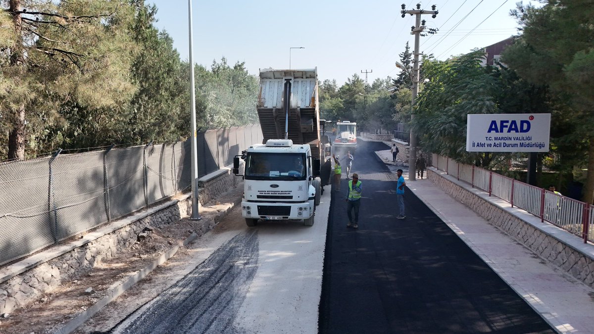MardinBuyukshr's tweet photo. 📌Artuklu | 13 Mart Mahallesinde Asfalt Çalışmalarımız Sürüyor

Mardin Büyükşehir Belediyesi olarak, Artuklu ilçemiz 13 Mart Mahallesi Gafari Güneş 1. Caddesi’nde asfalt çalışmalarımıza aralıksız devam ediyoruz.

Daha güvenli, konforlu ve modern ulaşım için ekiplerimiz sahada yoğun mesai harcıyor. Hemşehrilerimize daha kaliteli ulaşım imkânı sunmak amacıyla çalışmalarımız planlanan program doğrultusunda devam edecektir.

#Mardin #HuzurunŞehriMardin
#MardinBüyükşehirBelediyesi