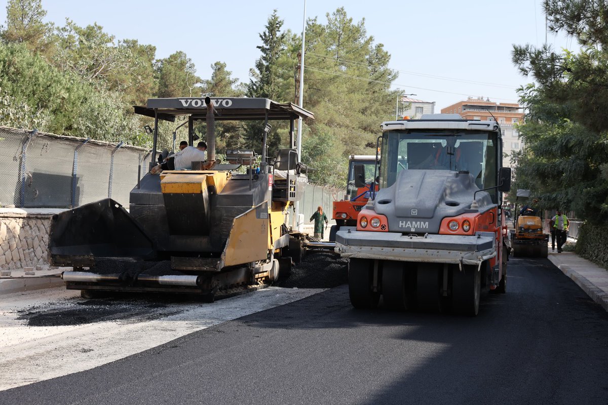 MardinBuyukshr's tweet photo. 📌Artuklu | 13 Mart Mahallesinde Asfalt Çalışmalarımız Sürüyor

Mardin Büyükşehir Belediyesi olarak, Artuklu ilçemiz 13 Mart Mahallesi Gafari Güneş 1. Caddesi’nde asfalt çalışmalarımıza aralıksız devam ediyoruz.

Daha güvenli, konforlu ve modern ulaşım için ekiplerimiz sahada yoğun mesai harcıyor. Hemşehrilerimize daha kaliteli ulaşım imkânı sunmak amacıyla çalışmalarımız planlanan program doğrultusunda devam edecektir.

#Mardin #HuzurunŞehriMardin
#MardinBüyükşehirBelediyesi