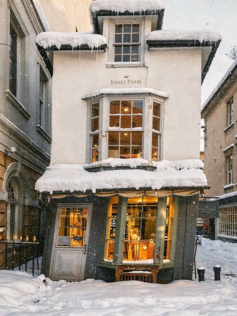 Hana_b30's tweet photo. England's oldest teahouse, dating back to approximately 1687, photographed during winter. https://t.co/oymRFb6AmM