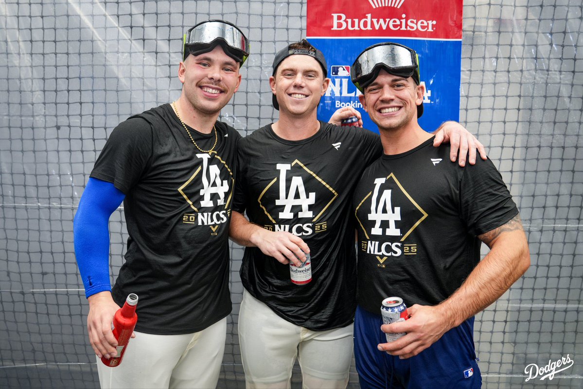 curecosmos's tweet photo. no bc i was literally looking at this pic last night reminiscing……. we are so back https://t.co/Nbl6v2TliJ
