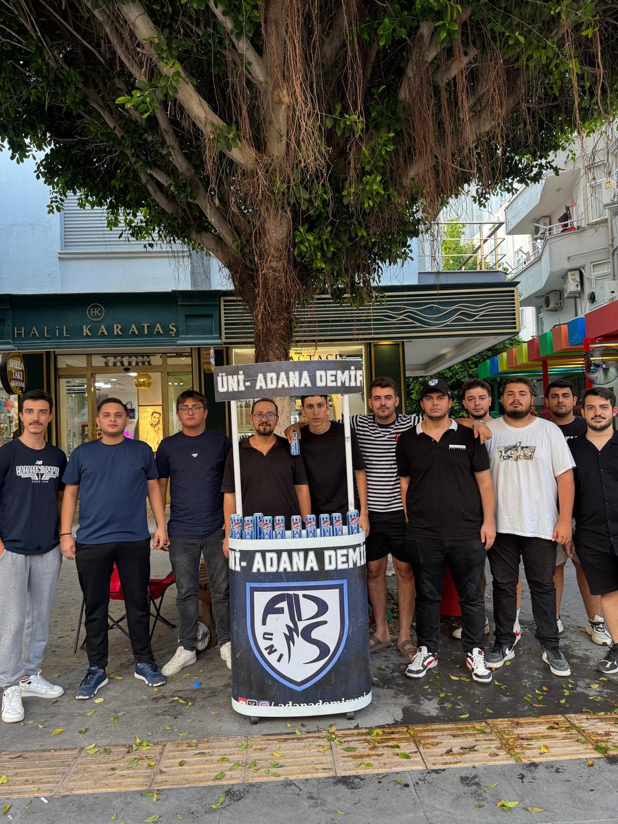 adanademiruni's tweet photo. Üniversiteli Adana Demirsporlular olarak Adana Demirspor tasarımlı Sarıyer Kolaları dağıtmaya ve Adana halkına çağrıda bulunmaya devam ediyoruz.

Bugünkü etkinliğimizi Toros caddesinde gerçekleştirdik, ilerleyen zamanlarda bir kaç farklı konumda daha etkinliğimize devam edeceğiz.

Tüm Adana halkını Adana Demirspora destek olmaya davet ediyoruz başka bir Adana Demirspor yok ! 

#ÜniAdanaDemir #YaşasınDemirspor