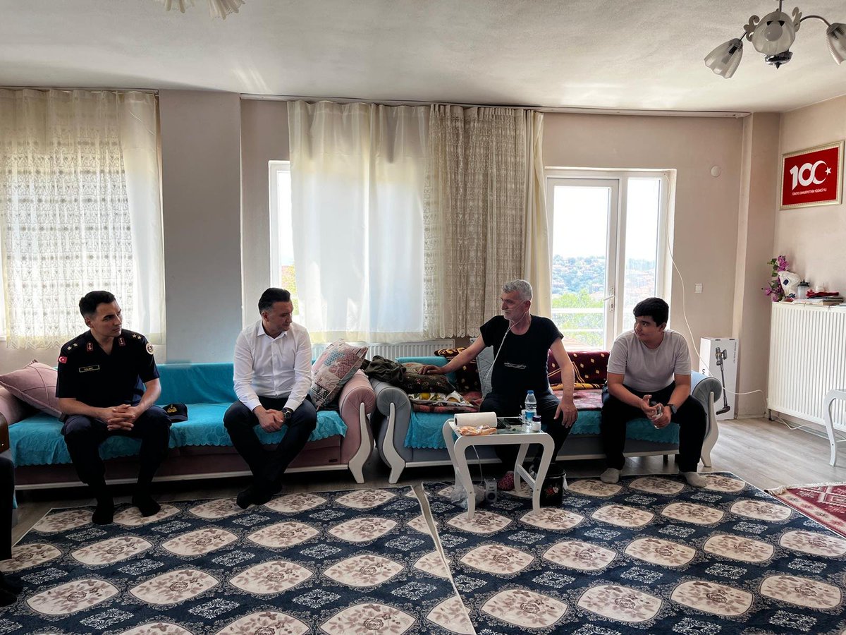 GDursunbey's tweet photo. Kaymakamımız Sn. Musa AYYILDIZ, İlçe Jandarma Komutanı Ütğm. Yasin Yüksel KILINÇ, SYDV Müdürü Mesut GÜLTEKİN; 
Durabeyler mahallesinde bulunan Şehit Jandarma Uzman Çavuş Faruk GEZEN'in ailesinin evine ziyaret gerçekleştirdi. https://t.co/ezSU0wIrXD
