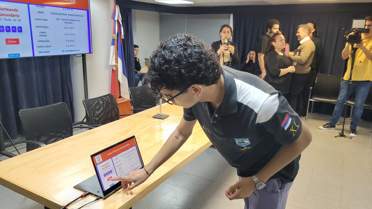 InformacionLeg3's tweet photo. 🎓🏛️ Parlamento Estudiantil 2026

Se realizó el sorteo de las instituciones participantes. Paula Franco, Ramiro Aranda y Daniela López destacaron el valor de escuchar a los jóvenes y convertir sus ideas en propuestas para seguir construyendo una Misiones con más participación. https://t.co/vCGhlqKeEc
