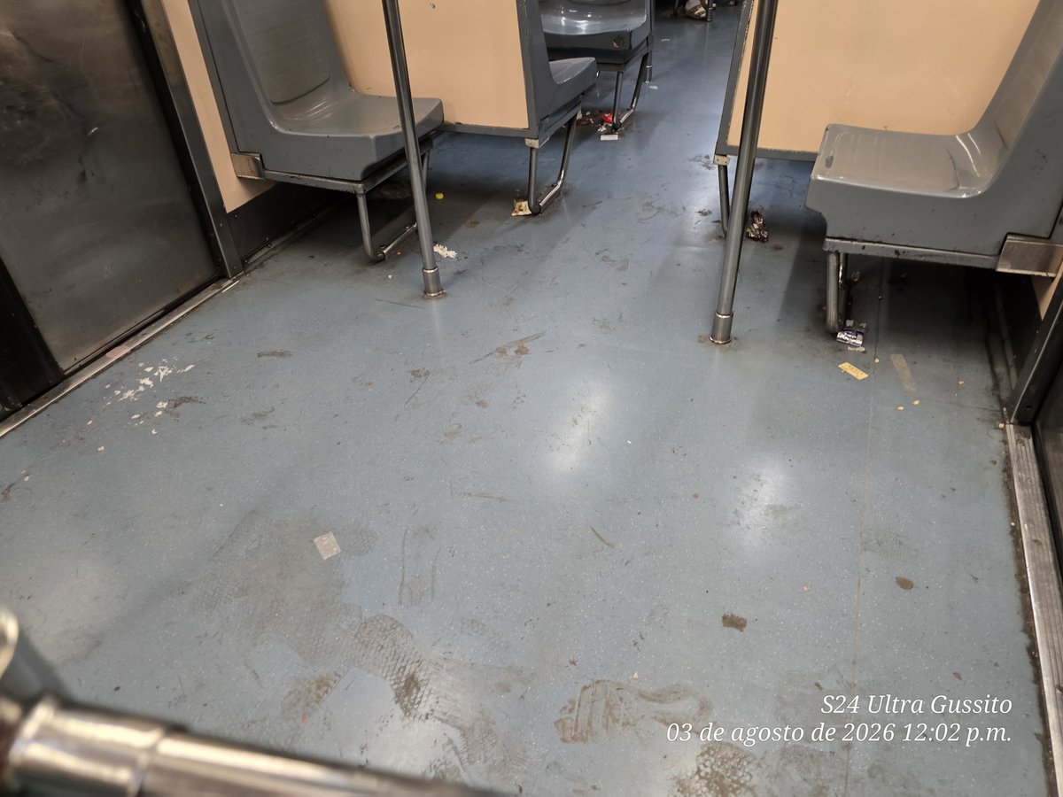 gary1524's tweet photo. Hola @telediario @LaBolaDel6Tv Hoy al medio dia me toco tomar el @MetroCDMX y me dio asco usar ese transporte, para muestra unas fotos.
Había escuchado quejas pero hoy lo comprobé. https://t.co/d09YBMvPDw