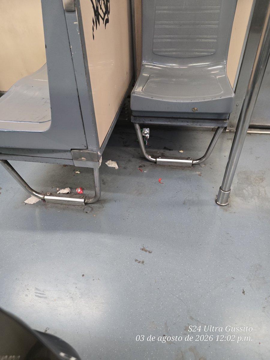 gary1524's tweet photo. Hola @telediario @LaBolaDel6Tv Hoy al medio dia me toco tomar el @MetroCDMX y me dio asco usar ese transporte, para muestra unas fotos.
Había escuchado quejas pero hoy lo comprobé. https://t.co/d09YBMvPDw