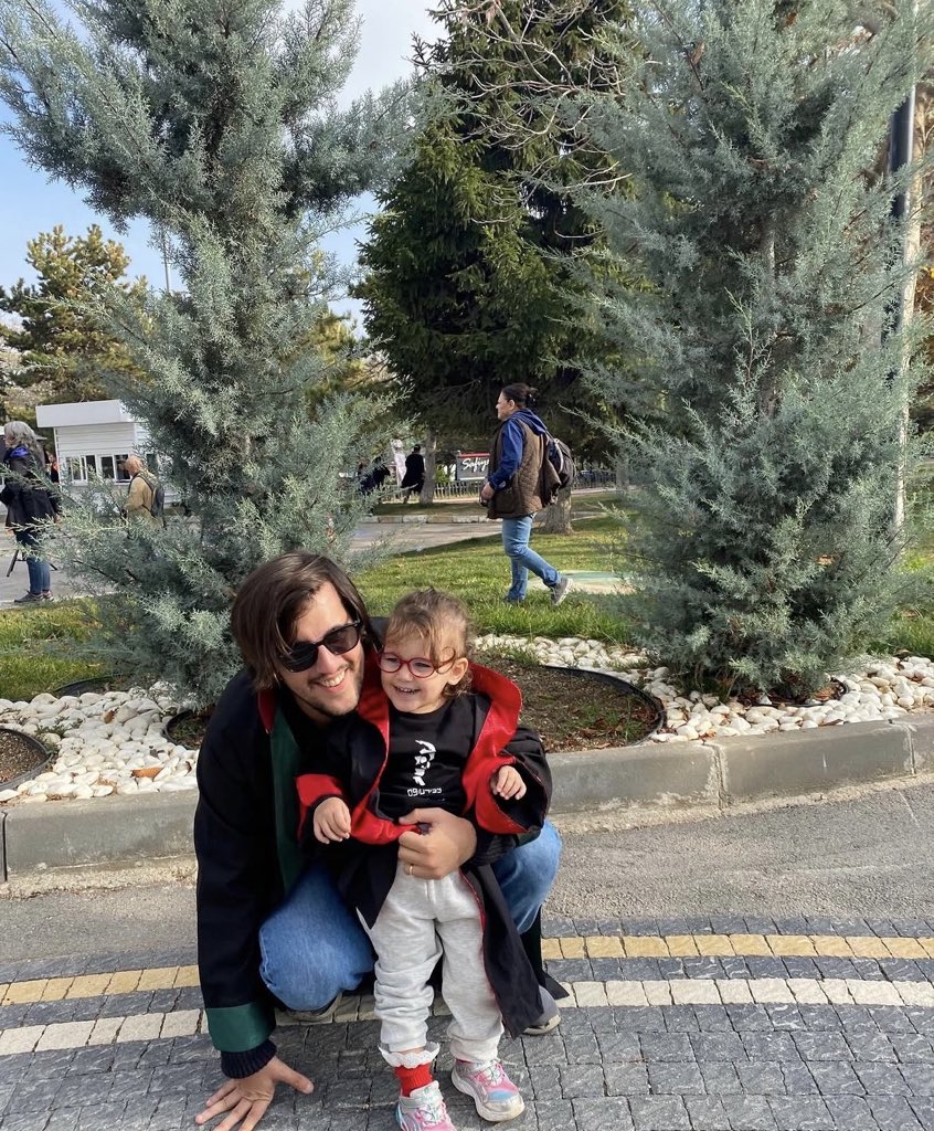 tarcanumutcan's tweet photo. Değerli Dostlar,

Bildiğiniz gibi memleketimizde halkın anayasal hakları büyük bir saldırı altında.

Seçilmiş yerel yöneticilerin, avukatların, basın emekçilerinin, sendikacıların ve hak savunucularının hukuksuz kararlar yoluyla tutsak edildiği, toplumsal muhalefet öznelerine kayyum atandığı, iş cinayetlerinin ve güvencesizliğin her geçen gün arttığı, toplumsal cinsiyet eşitsizliğinin sistematik olarak derinleştirildiği, doğanın iktidar-sermaye işbirliğiyle talan edildiği ve emekçilerin, emeklilerin, gençlerin, kadınların, LGBTİ+’ların, sokakta yaşayan hayvanların ve doğadaki tüm öznelerin tarihsel hak ve kazanımlarının ortadan kaldırıldığı bir dönemden geçiyoruz.

Savunma da bu saldırılardan ziyadesiyle etkileniyor. Hukuksuz yargı kararlarının sayısı artıyor, Anayasa Mahkemesi ve İnsan Hakları Avrupa Mahkemesi kararları uygulanmıyor, işçi avukatlar güvencesiz koşullarda, mobbing, sefalet ücretleri ve yoğun mesai saatleri ile çalışmaya mahkûm ediliyor.

Bu koşullarda savunmanın örgütlülüğünü büyütmek, barolarımızı yeniden bir mücadele mevzisi hâline getirmek ve memleketimizin dört bir yanındaki hukuksuzluklara karşı dayanışmamızı güçlendirmek büyük önem taşıyor.

Bu düşüncelerle ve hem kentimizi hem de memleketimizi içerisinde bulunduğu karanlıktan kurtarmak için elimden geldiğince sorumluluk alma iradesiyle, Kocaeli Barosu 39. Olağan Genel Kurulu’nda Baro Yönetim Kurulu üyeliğine aday olduğumu paylaşmak isterim.

Kentimizdeki işçi sağlığı ve iş güvenliği mücadelesini büyütecek, ekolojik yıkıma karşı ses çıkaracak, bir savunma öznesi olarak emekçilere yönelik hukuksuzlukların karşısında duracak, işçi avukatların temel haklarını en güçlü şekilde savunacak bir perspektif için dayanışmanızı beklerim.

Yoldaşça.